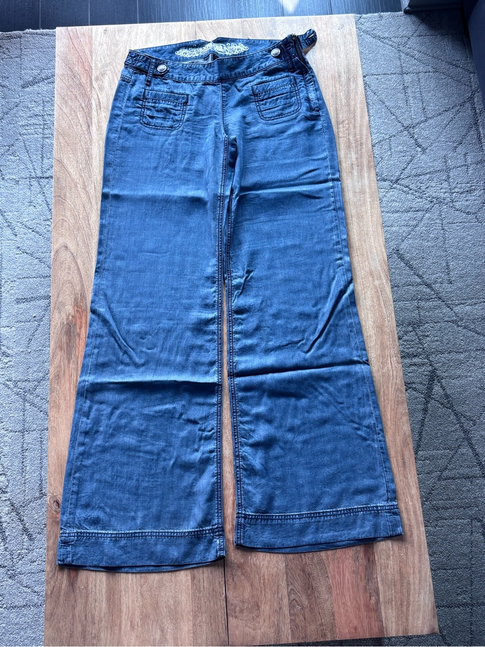 Express Women's Wide-Leg Jeans in Dark Blue Denim